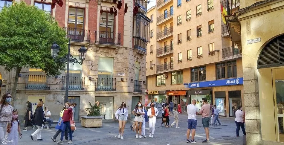 Viandantes en la confluencia de las calles Toro y Vázquez Coronado. Foto de M. Lamas