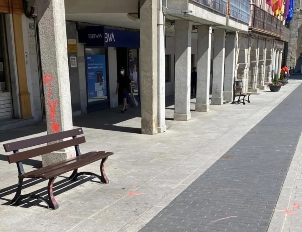 Las pintadas aparecían este martes en la Plaza de la Constitución. Imagen: Policía Local