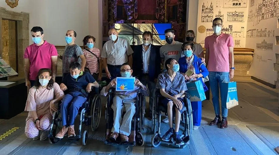 El concejal de Turismo, Fernando Castaño, en el centro, junto a los galardonados