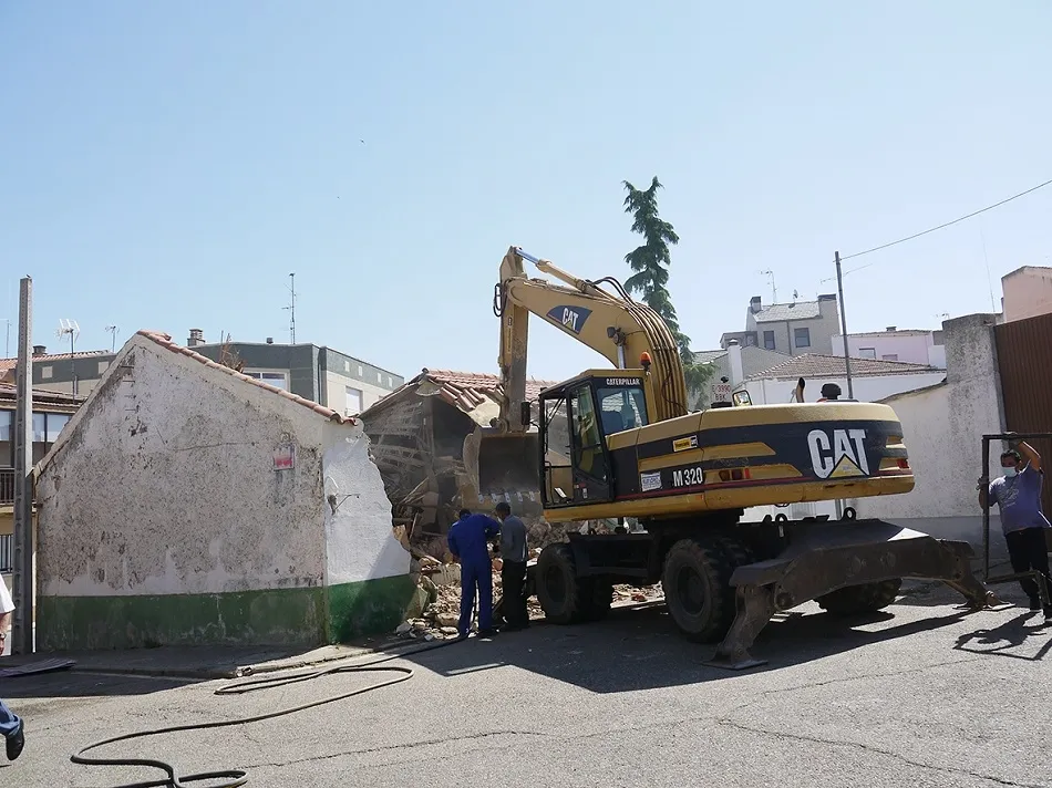 El Ayuntamiento de Carbajosa inicia el derribo de la casa que permitirá crear una nueva zona de...