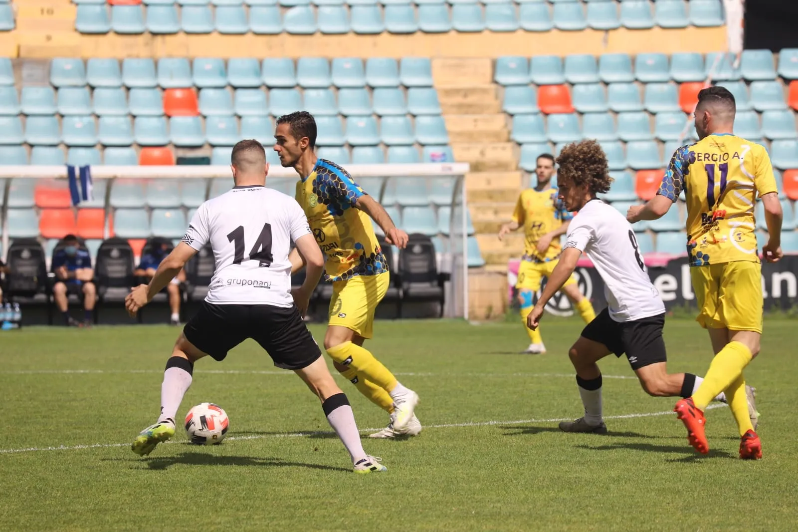 Nico López, con el 14 a la espalda, presiona a un rival / Lydia González