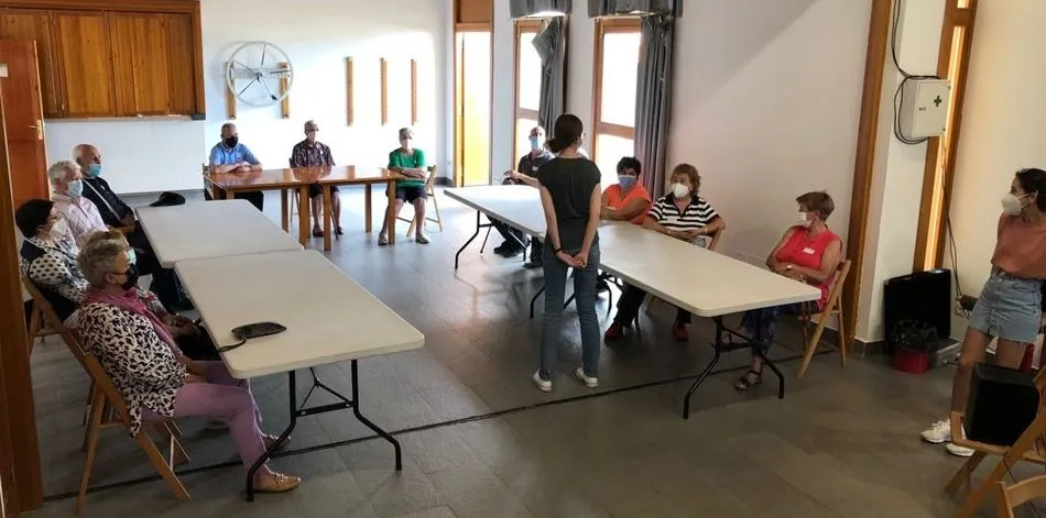 Los mayores de Aldeatejada durante la realización del taller este lunes