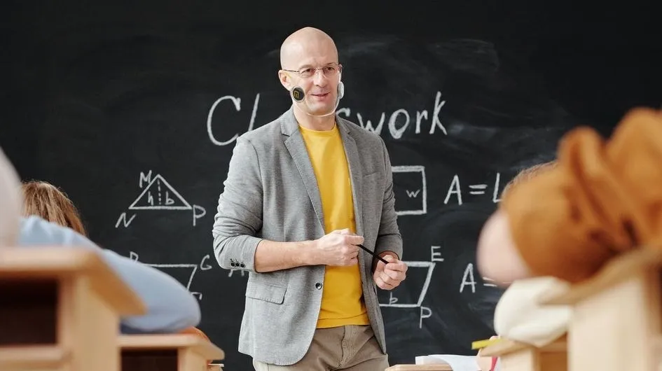 Un profesor con #Oliv, la mascarilla transparente realizada en policarbonato