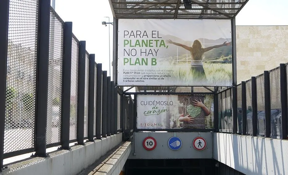 Una de las lonas descontaminantes instaladas en el centro comercial El Tormes
