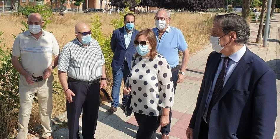 Carlos García Carbayo, a la derecha, en un acto con representantes de colectivos de mayores. Foto de archivo
