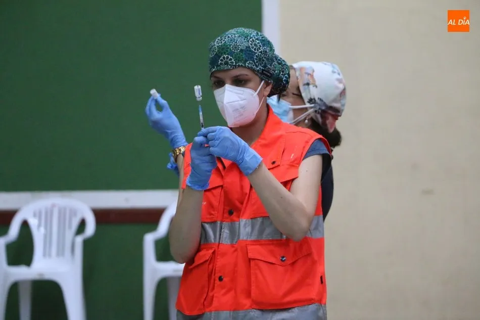 Sanitaria en la vacunación masiva de esta semana en Vitigudino. Foto de archivo