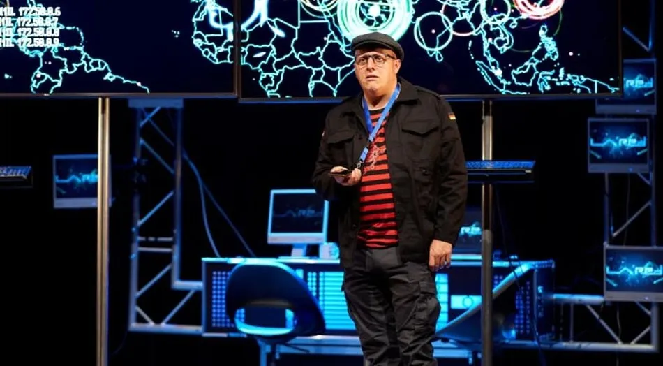 La acción sucede en una sede secreta de LA RED, en la que observamos grandes pantallas, como si lo estuviéramos viendo en nuestro móvil o tablet