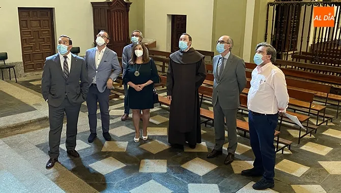 Gumersindo Bueno, director general de Patrimonio de la Junta, junto a Javier Iglesias, presidente de la Diputación, visitaban hoy el convento de las Carmelitas en Peñaranda