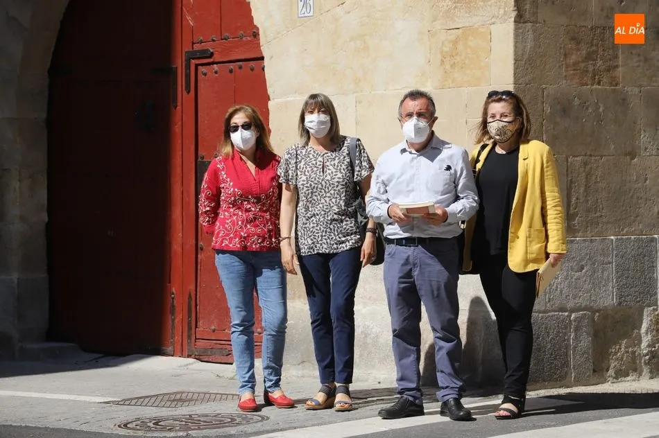 El portavoz de patrimonio del Grupo Socialista en la Cortes, José Ignacio Martín, junto a la procuradora Carmen García, la secretaria provincial en esta materia, Rosa López, y la concejala María García. Foto de Lydia González
