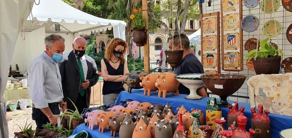 Los concejales, Juan José Sánchez Alonso y Ana Suárez, en su visita a la Feria ubicada en Los Bandos