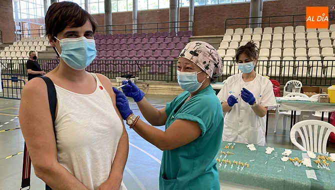 Los nacidos entre 1970 y 1973 de las zonas básicas de Peñaranda, Cantalapiedra y Villoría recibían hoy su primera dosis