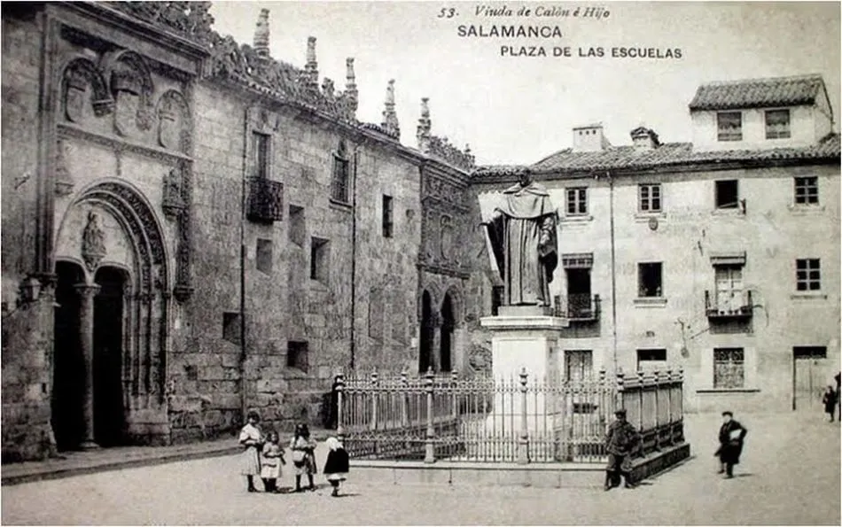 La estatua de Fray Luis de León, el primer monumento público que se levanta en Salamanca