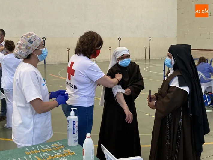 Religiosas en una de las vacunaciones masivas de Peñaranda. Foto de archivo