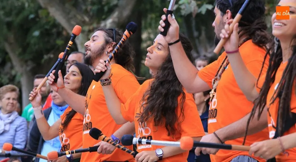Actuación de la Batucada K-Charros en la Plaza Barcelona