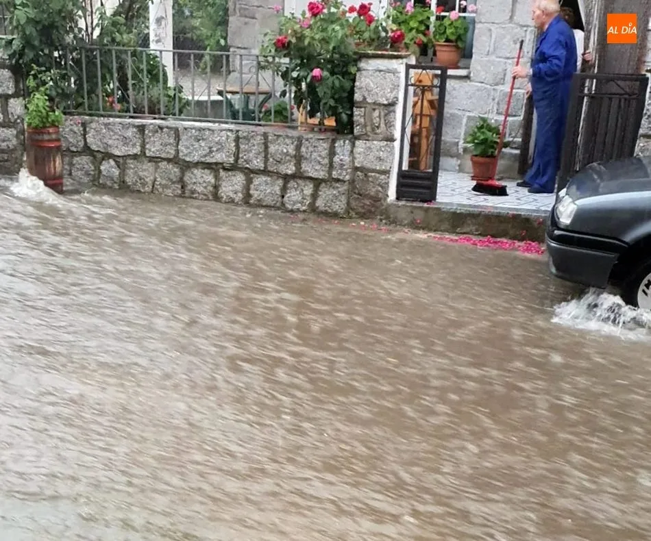 Una fuerte tormenta de agua y granizo provoca en Villarino daños en viviendas y cultivos  