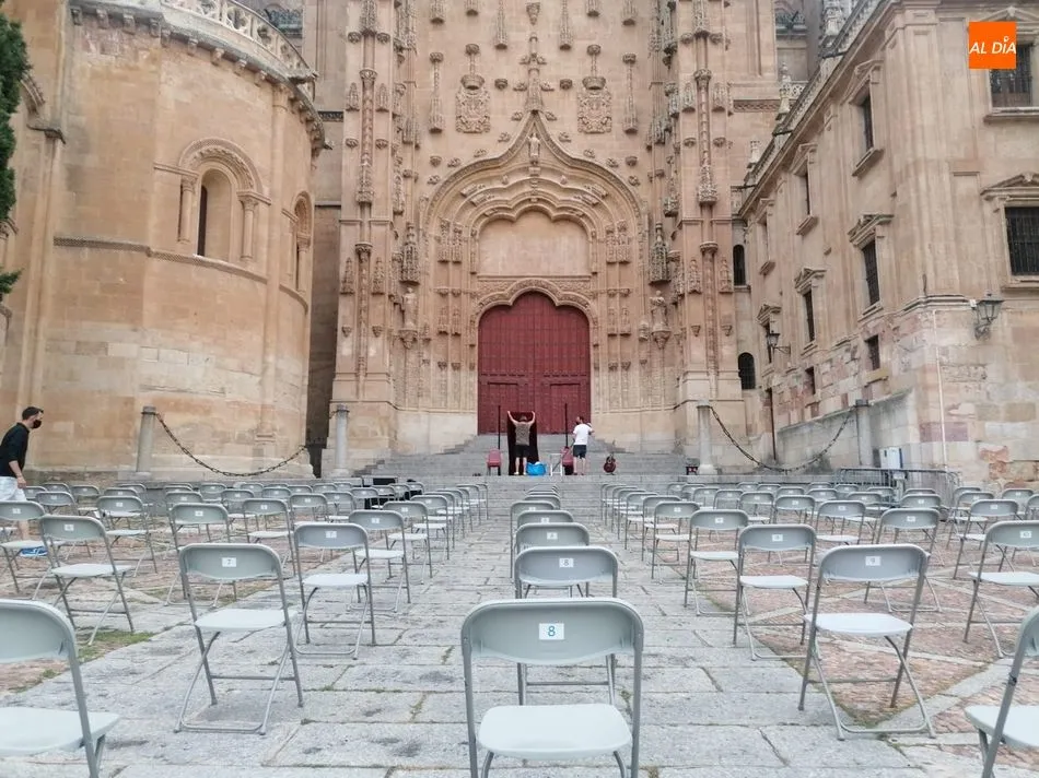 El Patio Chico, con las sillas vacías tras posponerse el espectáculo previsto. Foto: Lydia González