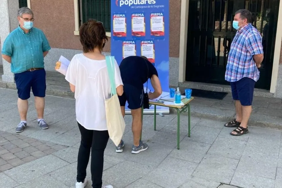 El PP de Carbajosa recoge firmas en contra de los indultos 