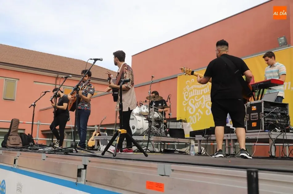 Actuación del grupo Saltinvanquis en el patio del DA2, este sábado