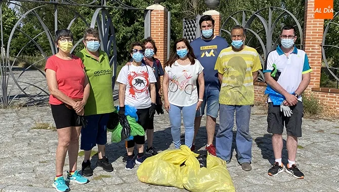 Dos grupos de voluntarios han participado en la limpieza de residuos en el parque El Inestal y el paseo del Polideportivo
