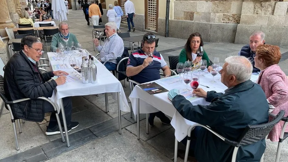 Participantes en la cata de Ademán Crianza 2017 / FOTOS: JAVIER BRAGADO