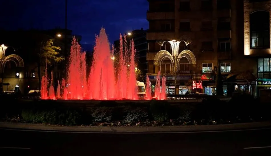 La fuente de la Puerta Zamora se ilumina este lunes de rojo por el Día Mundial del Donante de...