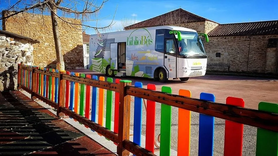El Bibliobús en Juzbado, uno de los municipios que visitará esta semana