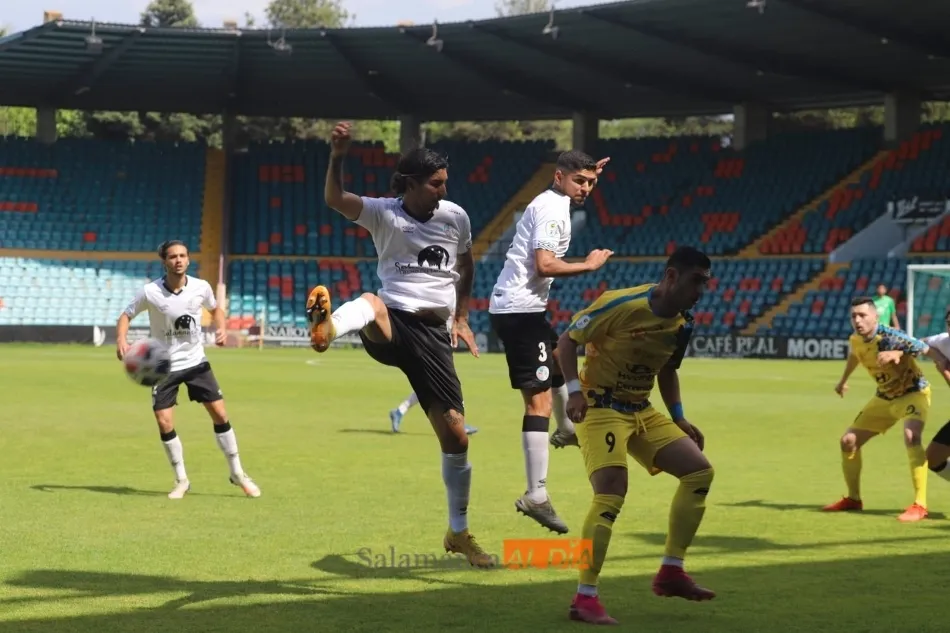 Clay Silvas y Luis Martínez disputan un balón / Lydia González