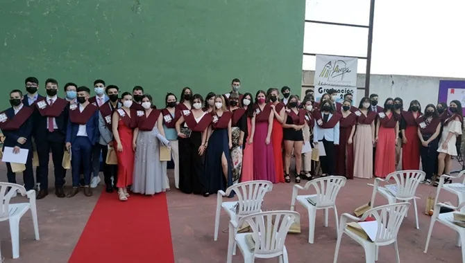 Los alumnos de 2º de Barchillerato del IES Peñaranda celebraban este sábado su graduación