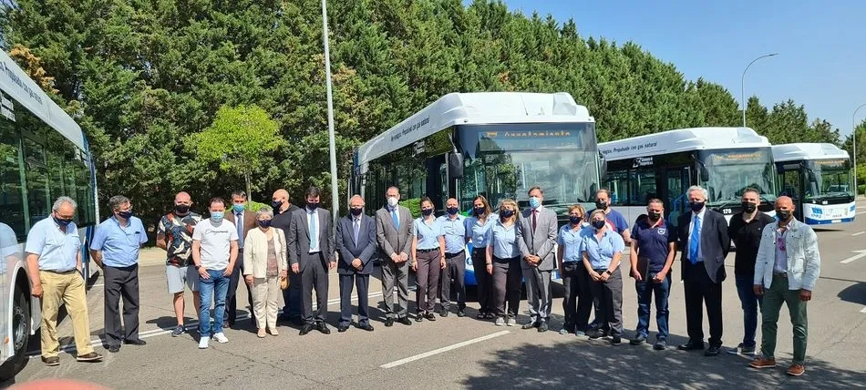 El alcalde de Salamanca, Carlos García Carbayo, en la presentación de estos cinco autobuses, en la calle Valles Mineros