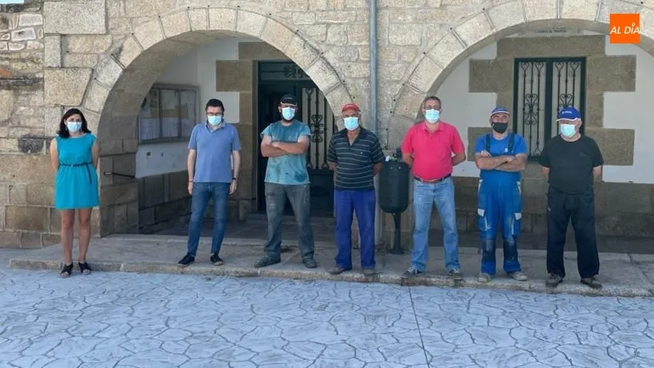 Concejales y trabajadores del Ayuntamiento de Barruecopardo rechazan la violencia de género  
