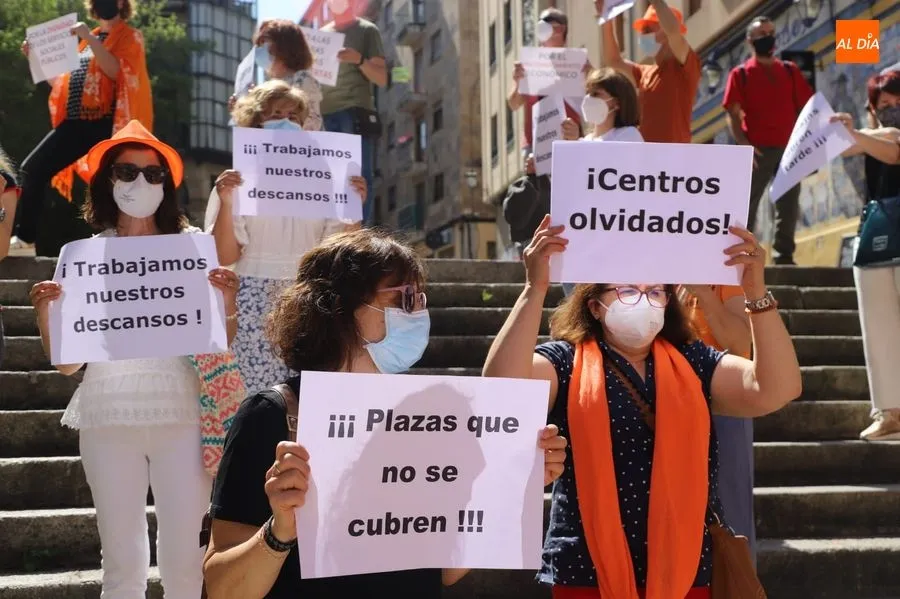 Concentración de profesionales de los servicios sociales de la Junta, en la Gran Vía. Foto de Lydia González