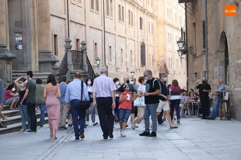Viandantes en la calle Compañía. Foto de archivo