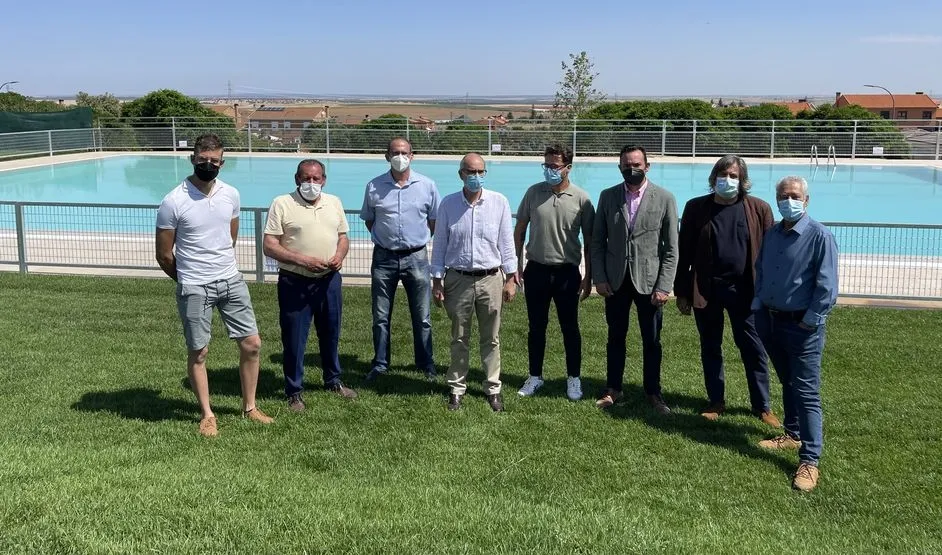 Visita del presidente de la Diputación de Salamanca, Javier Iglesias, a las piscinas municipales de Carrascal de Barregas