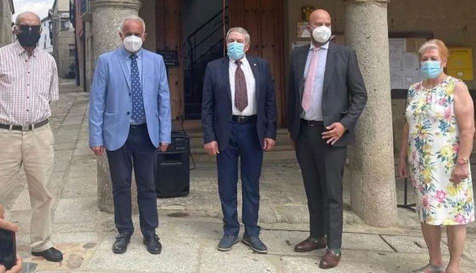 San Felices de los Gallegos luce ya la placa que lo acredita como ‘El pueblo más bello de...