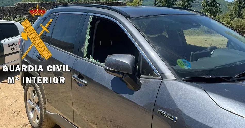 Aspecto del coche afectado por la última actuación del sujeto detenido