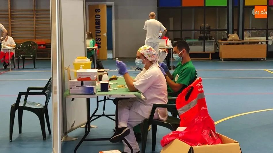 Sanitarios en el pabellón de Guijuelo, en la vacunación masiva de esta semana