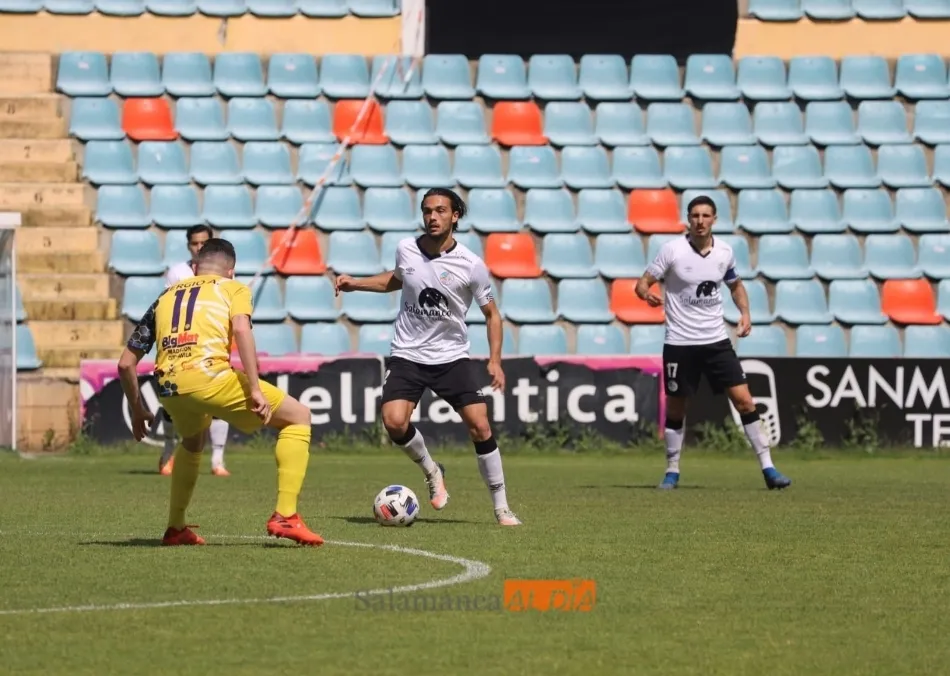 Willy, con el balón en su poder, en el Estadio Helmántico / Lydia González