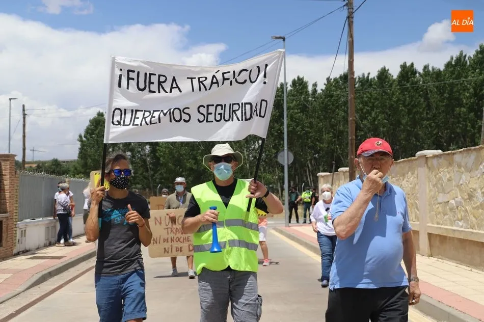 Algunos de los vecinos de las Dunas, que se manifestaban por los problemas de tráfico. Foto de Lydia González