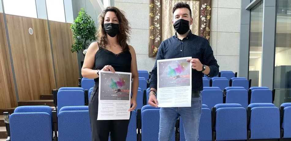 Las concejales Roberto H. Garabaya y María Jesús Moro en la presentación del concurso del cartel de las Fiestas 2021 de Guijuelo