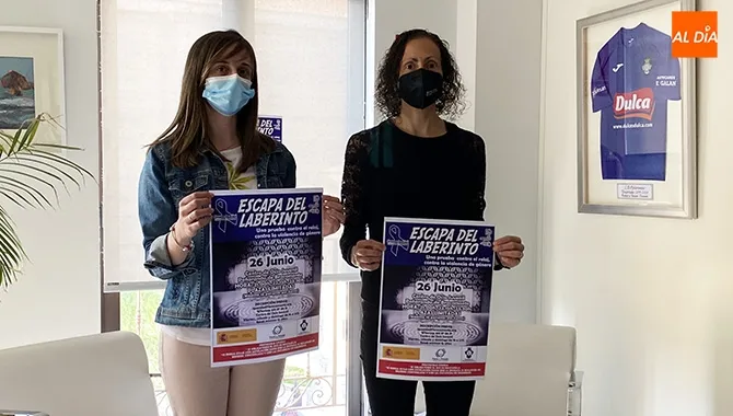 La concejal de Juventud e Igualdad, Pilar García, y la edil de Cultura, Fatima Manzano, presentaban la actividad Escapa del Laberinto