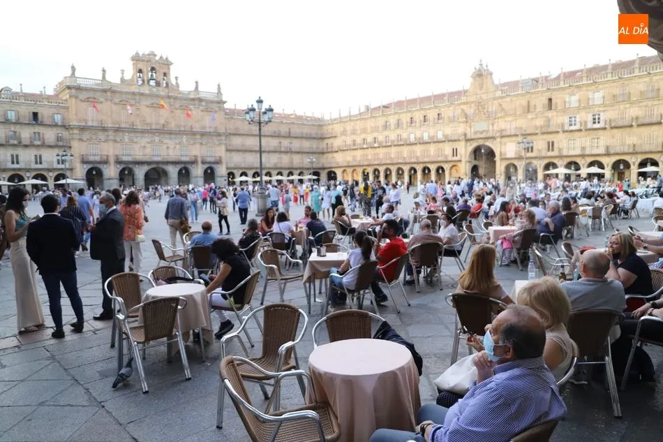 Ambiente festivo en una de las terrazas hosteleras de la Plaza Mayor