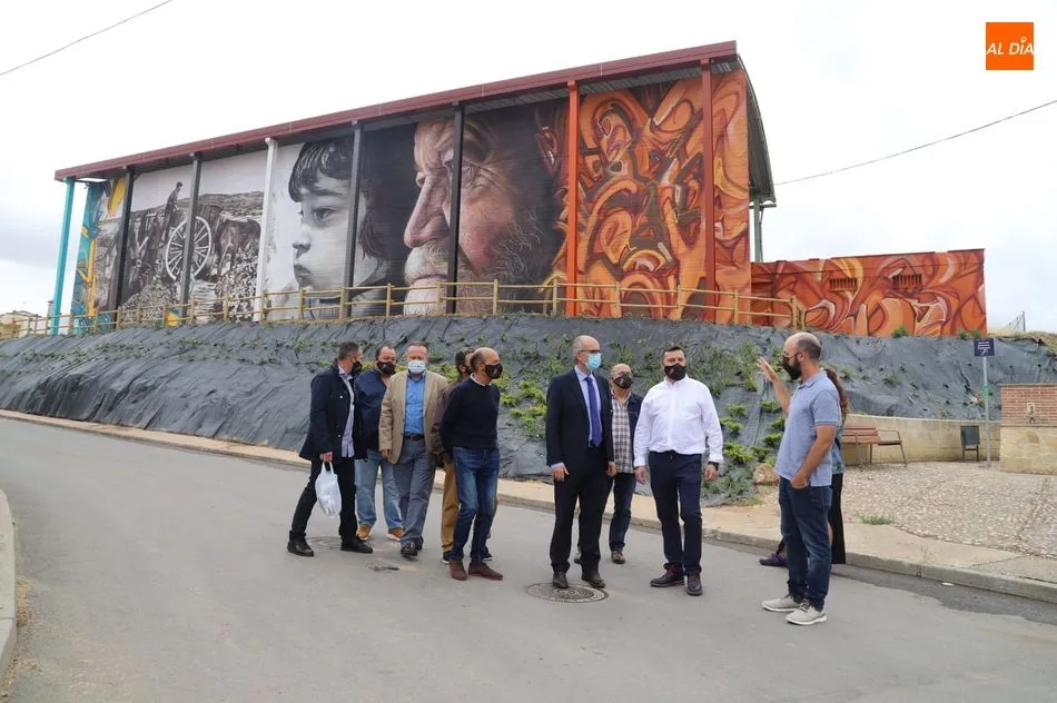 Uno de los grandes murales de esta ruta, que parte de Catellanos de Villiquera. Foto de Lydia González