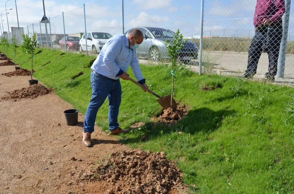 Los asistentes a una charla ecológica ayudaron a plantar los 6 manzanos, 6 perales, 6 higueras, 6 membrillos, 6 almendros y 6 olivos alrededor del huerto ecológico de la localidad