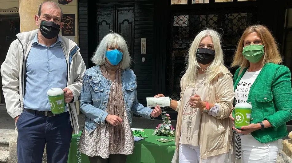 La diputada de Bienestar Social, Eva Picado, hace entrega del cheque “Cuestación Día del Cáncer” a la Asociación Española Contra el Cáncer.