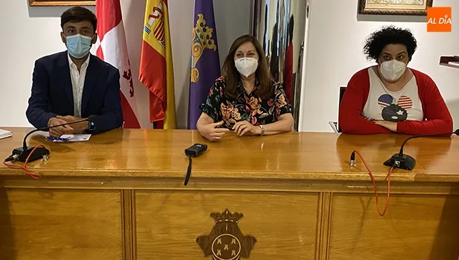 Carmen Ávila, alcaldesa de Peñaranda, presentaba las lineas del programa festivo junto al edil de Festejos, Fran Díaz y la concejal de economía, Patro Macias