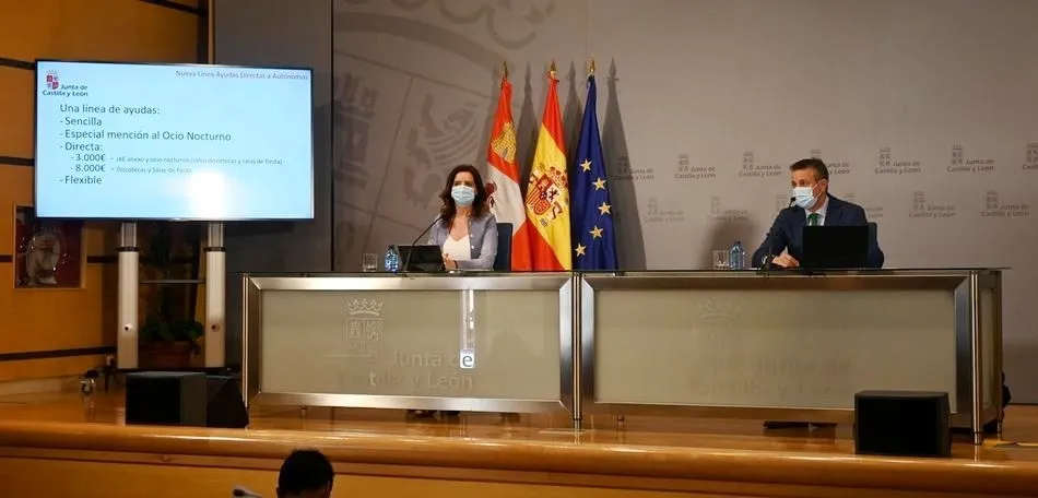 La consejera de Economía y Empleo, Ana Carlota Amigo, junto al director general de Economía Social y Autónomos, Juan Pablo Izquierdo. Foto JCYL