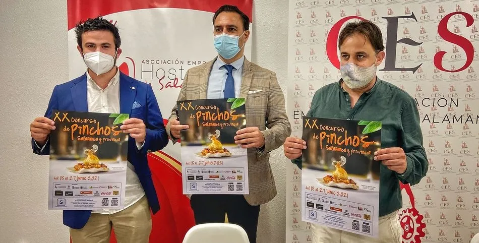 El concejal de Turismo, Fernando Castaño, a la derecha, junto al presidente de la asociación de Hostelería, Álvaro Juanes, y Antonio Rollán, representante de la Cámara de Comercio