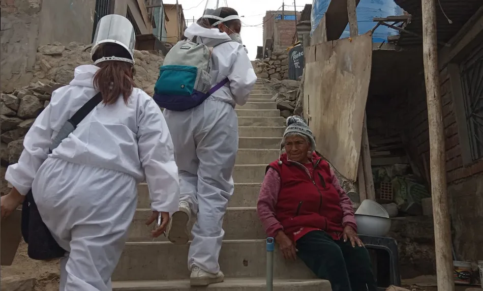 Patricia Lamas repartiendo víveres en uno de los barrios del distrito de San Juan de Lurigancho, en Lima (Perú)