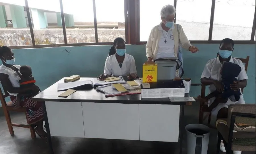 Paquita en el centro de salud que atiende su comunidad de hermanas del Amor de Dios en Mozambique