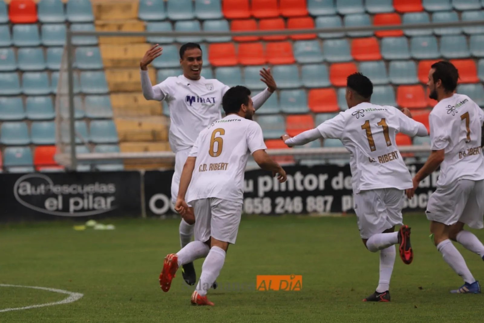 Varios futbolistas del Ribert corren hacia Alderete tras el gol / Lydia González
